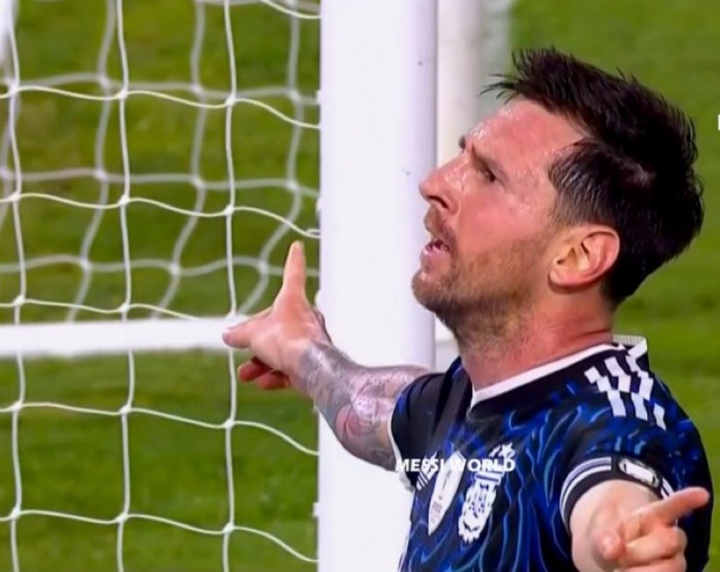 九游体育-在阿根廷主场收获进球，梅西破门后面向球迷看台庆祝