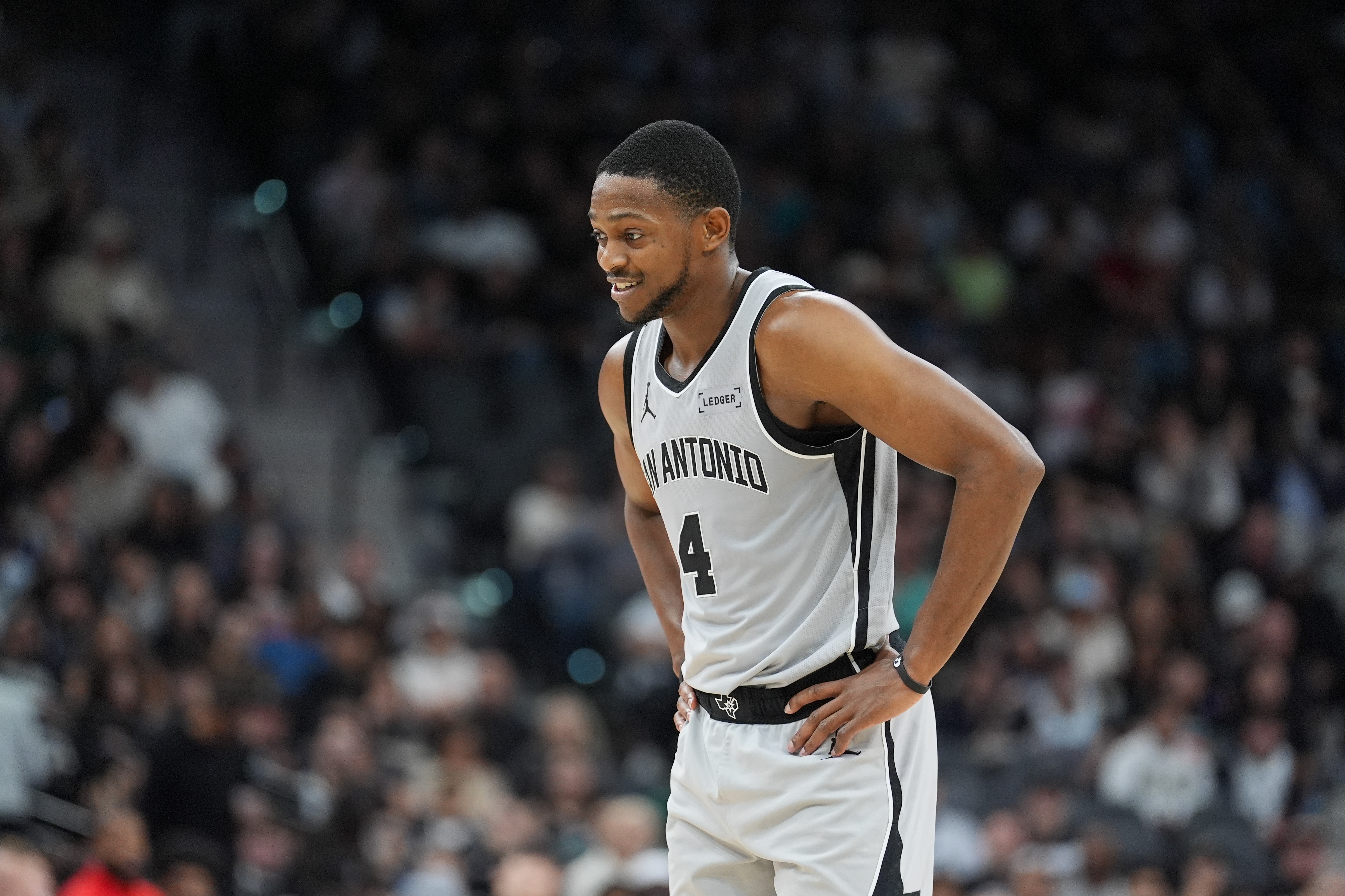 九游体育官网-找找状态！福克斯21投8中得24分6板5助1帽 得分全队最高